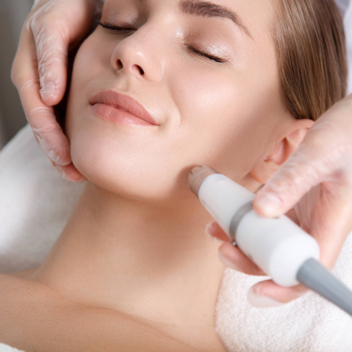 Ultrasound facial procedure by special equipment
