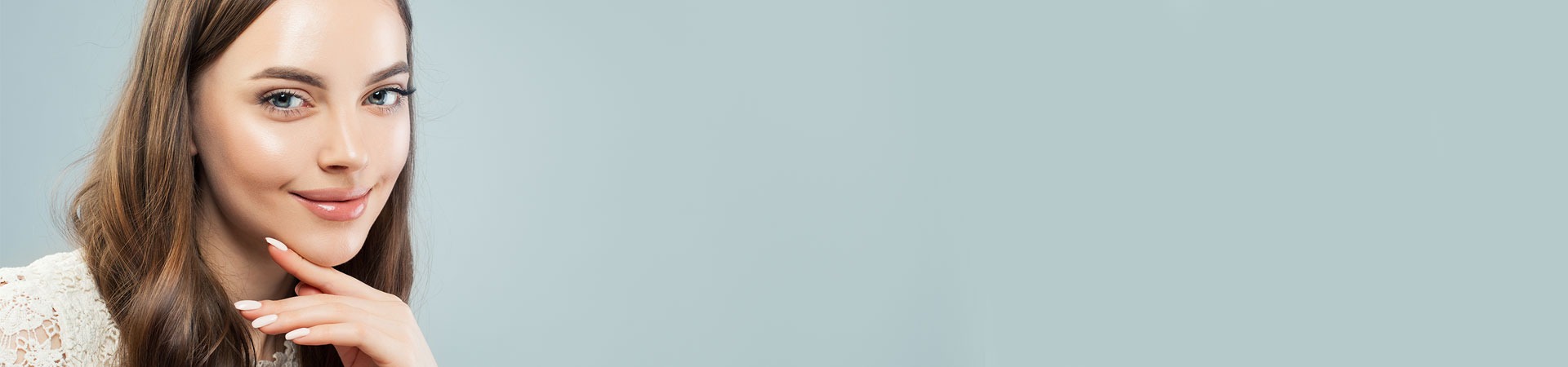 Beauty fashion portrait of smiling young woman